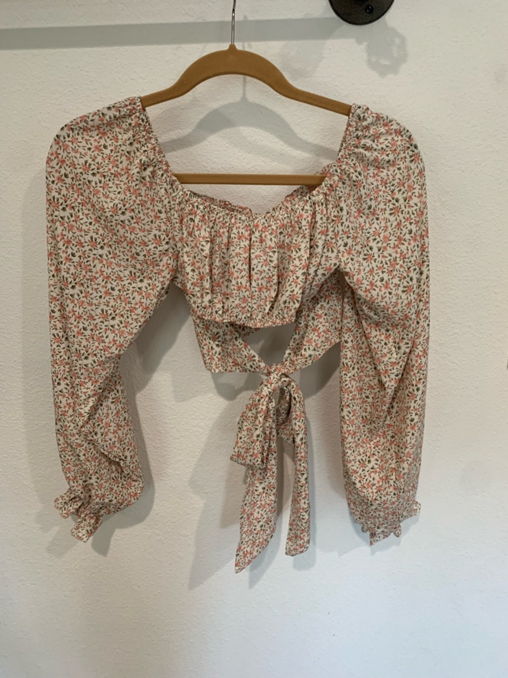 Women’s Lyaner Floral Tie-Back Puff Sleeve Crop Top Off Shoulder Shirt, Small - Picture 2 of 8